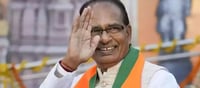 Women are giving money and wheat to Shivraj Singh Chouhan...